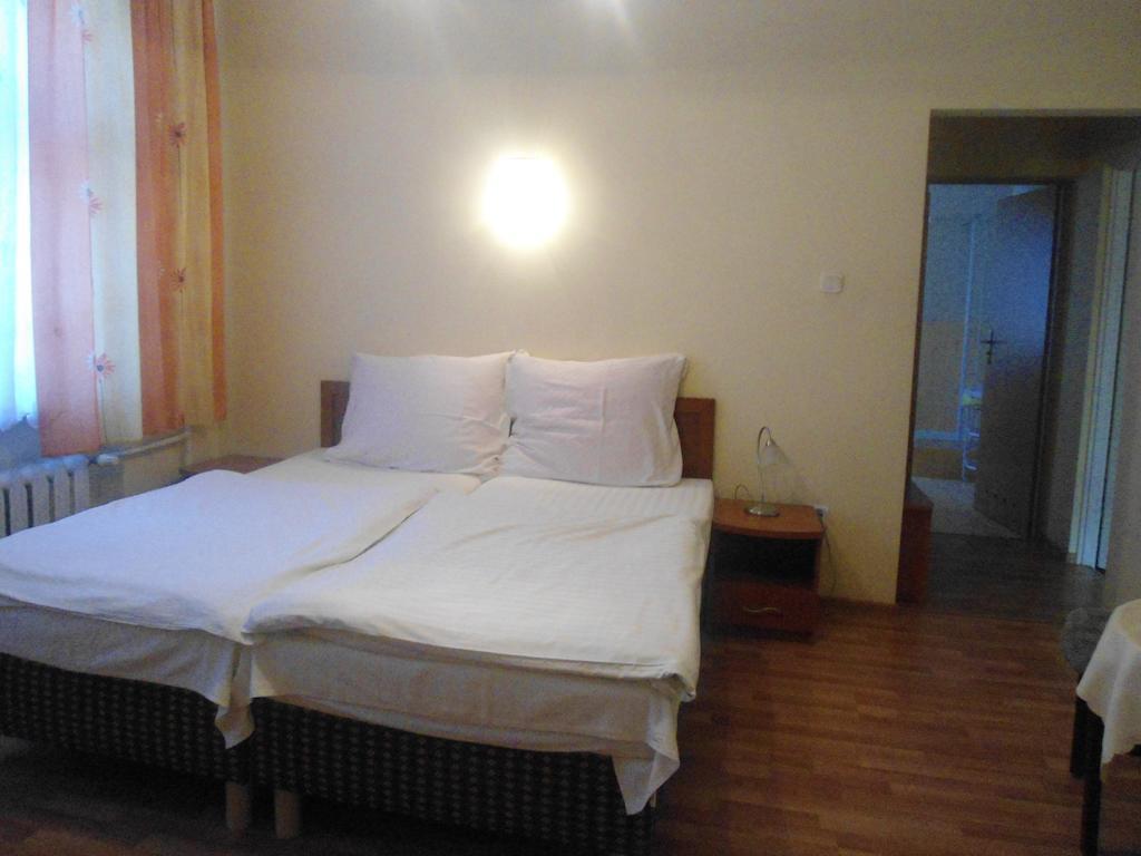 Hotel Pod Platanami Trzebnica Rom bilde