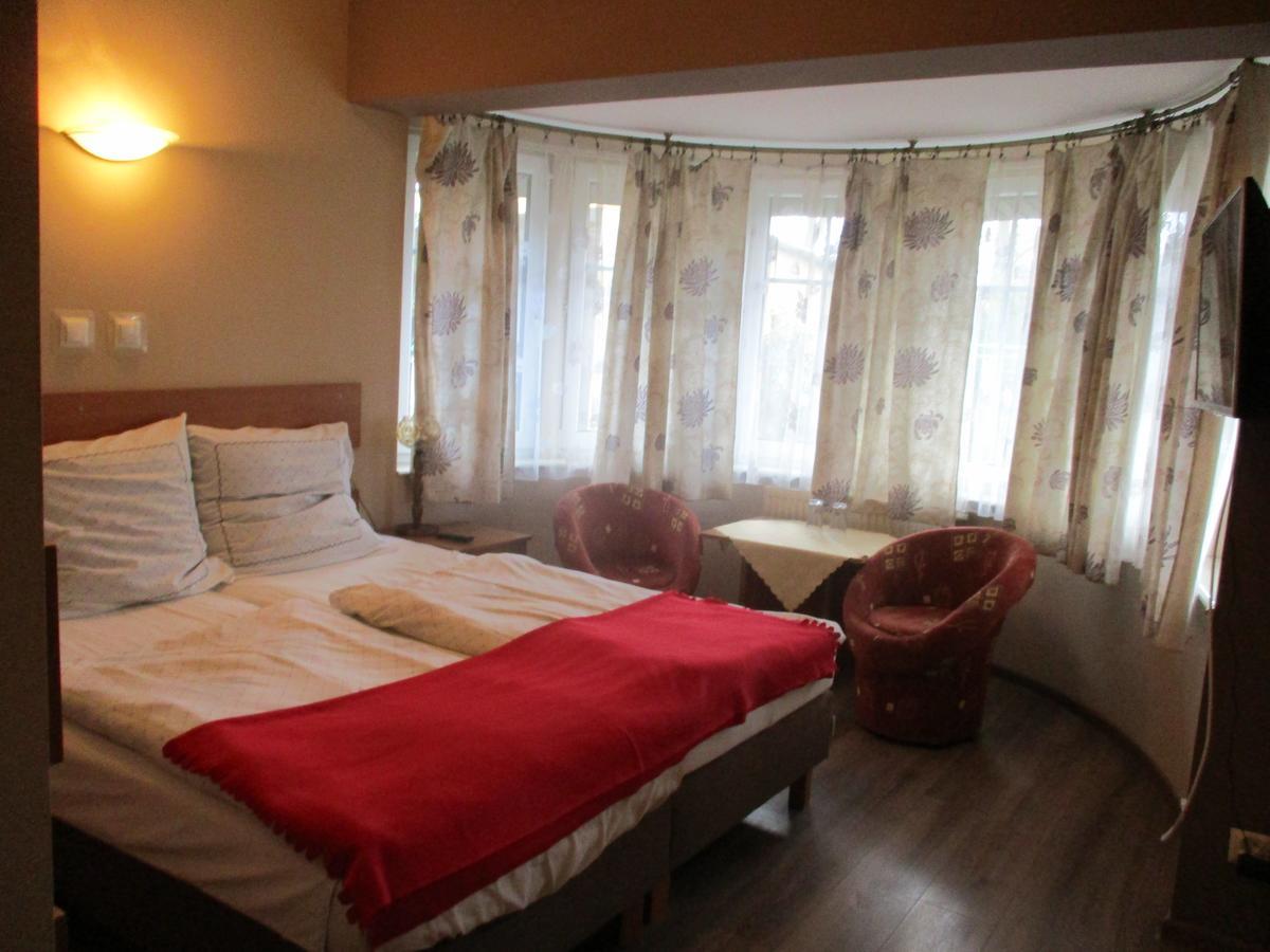 Hotel Pod Platanami Trzebnica Eksteriør bilde